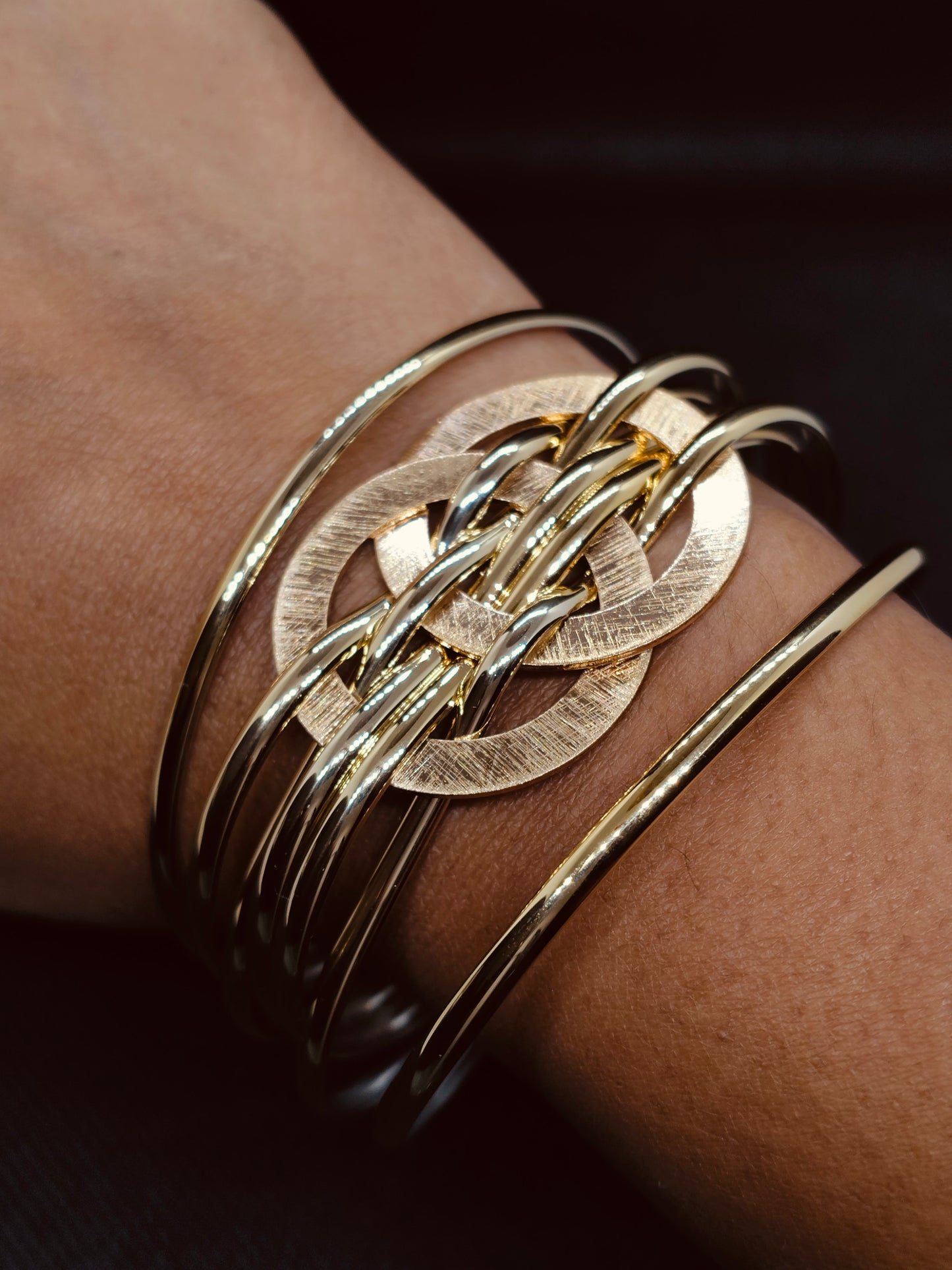 Two circle gold bracelet